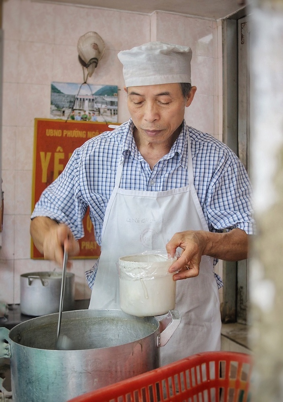 Người Hà Nội chen nhau xếp hàng mua bánh trôi ăn tết Hàn thực - 5 Người Hà Nội chen nhau xếp hàng mua bánh trôi ăn tết Hàn thực - 5