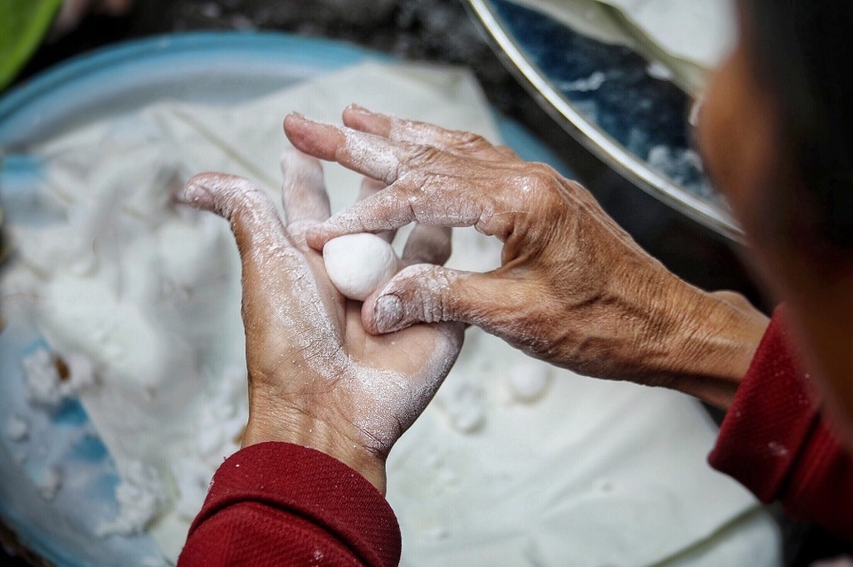 Người Hà Nội chen nhau xếp hàng mua bánh trôi ăn tết Hàn thực - 6 Người Hà Nội chen nhau xếp hàng mua bánh trôi ăn tết Hàn thực - 6