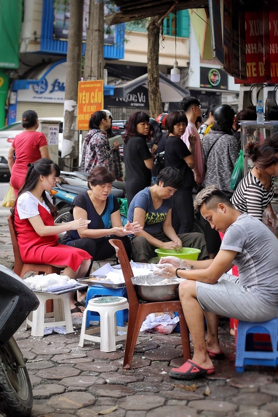 Người Hà Nội chen nhau xếp hàng mua bánh trôi ăn tết Hàn thực - 7 Người Hà Nội chen nhau xếp hàng mua bánh trôi ăn tết Hàn thực - 7