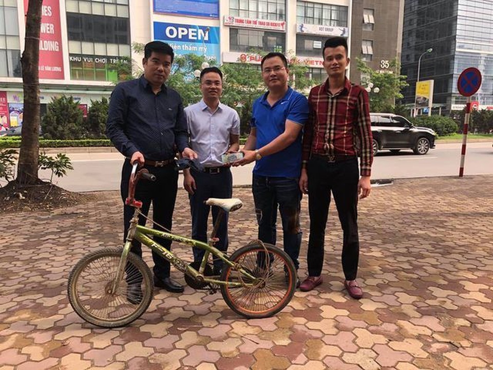 Chiếc xe đạp của “cậu bé Sơn La” được trả giá cao; Bào ngư cho giới nhà giàu rớt giá hơn nửa - 2 Chiếc xe đạp của “cậu bé Sơn La” được trả giá cao; Bào ngư cho giới nhà giàu rớt giá hơn nửa - 2