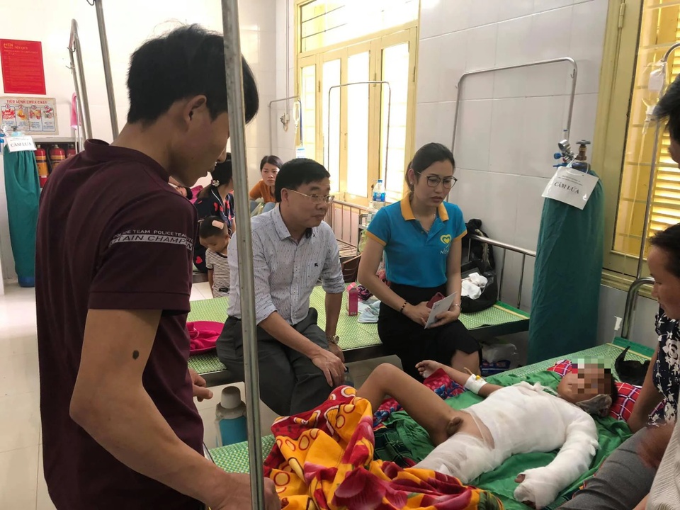 Dùng xăng nhen bếp, bé trai 8 tuổi bị bỏng nặng - 1 Dùng xăng nhen bếp, bé trai 8 tuổi bị bỏng nặng - 1