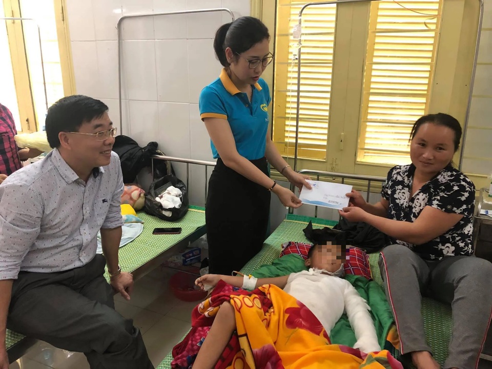 Dùng xăng nhen bếp, bé trai 8 tuổi bị bỏng nặng - 2 Dùng xăng nhen bếp, bé trai 8 tuổi bị bỏng nặng - 2