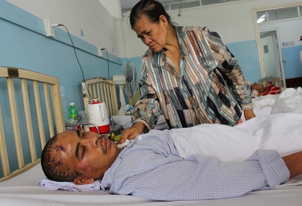 Con bị tai nạn, mẹ khóc lặng vì không có tiền đóng viện phí cứu con - 5