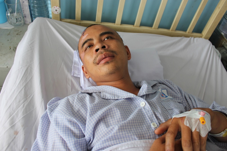 Con bị tai nạn, mẹ khóc lặng vì không có tiền đóng viện phí cứu con - 4