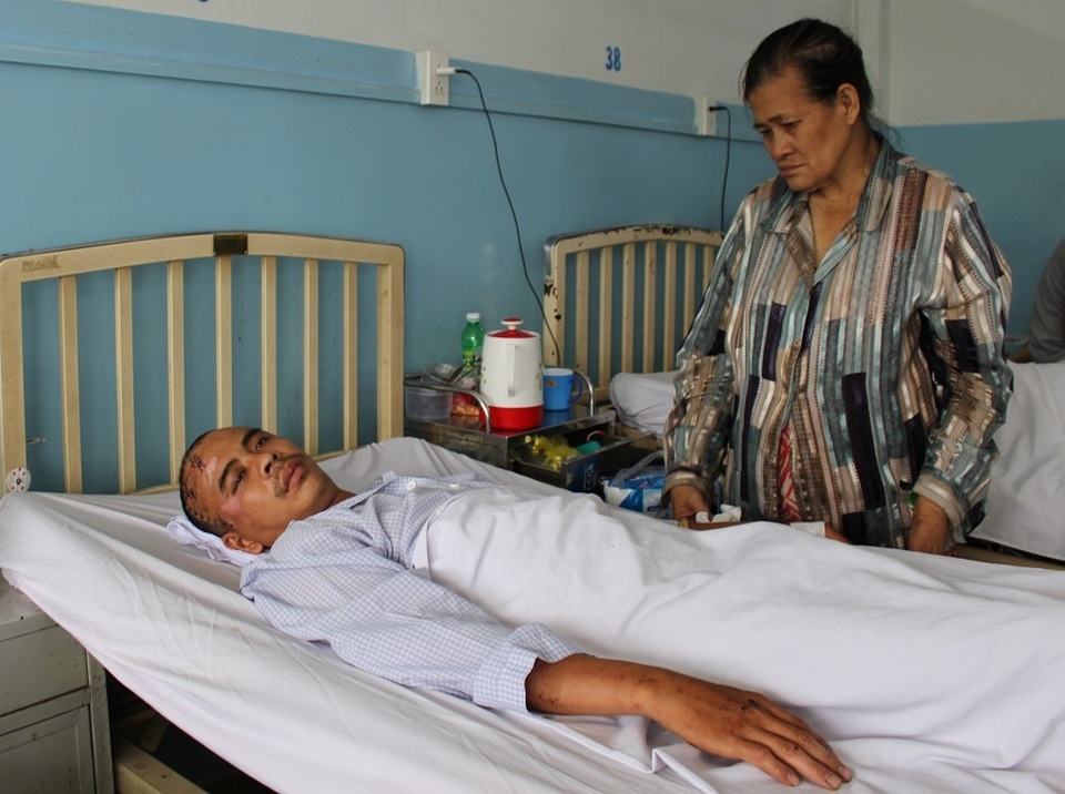 Con bị tai nạn, mẹ khóc lặng vì không có tiền đóng viện phí cứu con - 1