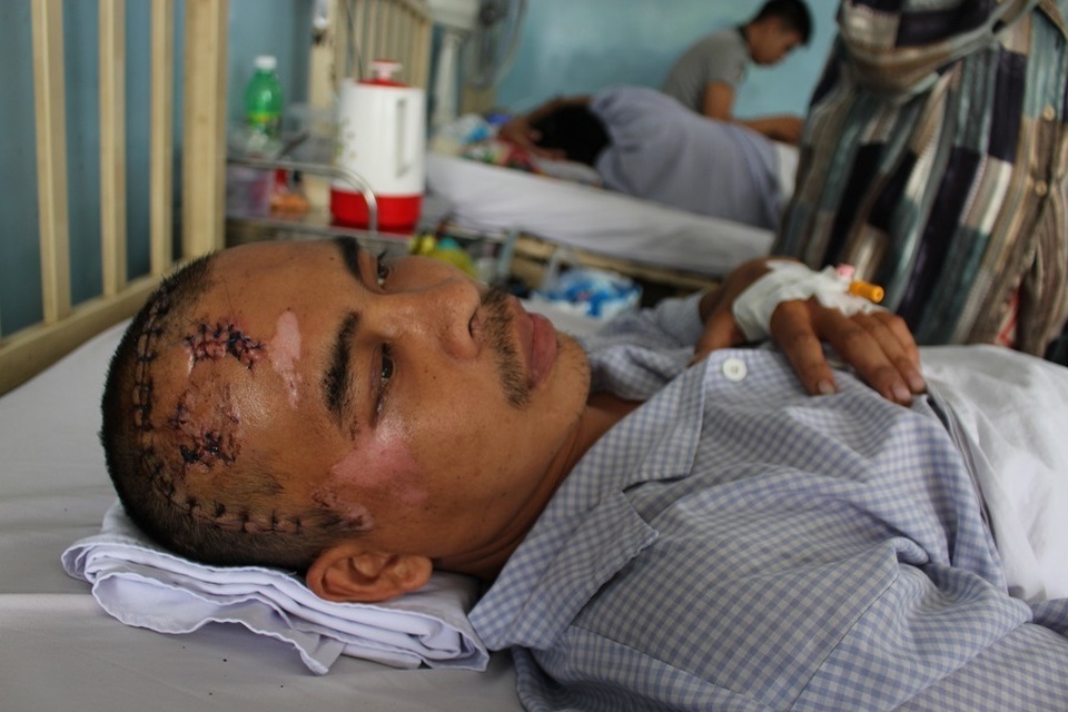 Con bị tai nạn, mẹ khóc lặng vì không có tiền đóng viện phí cứu con - 3