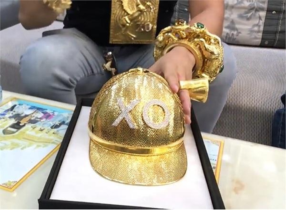 Phúc XO lại chơi bạo: Mũ vàng 2kg, đính tên bằng 260 viên kim cương - 2 Phúc XO lại chơi bạo: Mũ vàng 2kg, đính tên bằng 260 viên kim cương - 2