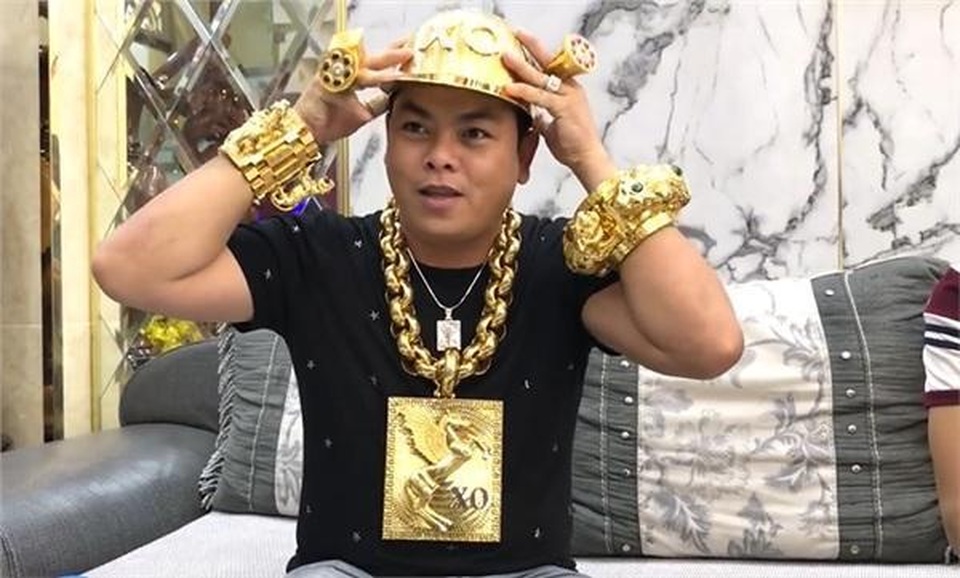 Phúc XO lại chơi bạo: Mũ vàng 2kg, đính tên bằng 260 viên kim cương - 1 Phúc XO lại chơi bạo: Mũ vàng 2kg, đính tên bằng 260 viên kim cương - 1