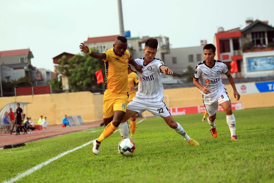 Hà Đức Chinh mờ nhạt, Đà Nẵng hòa may mắn Thanh Hóa - 1