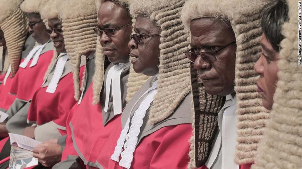 Dân Zimbabwe “ném đá” vì chính phủ chi trăm ngàn USD mua tóc giả cho thẩm phán - 1 Dân Zimbabwe “ném đá” vì chính phủ chi trăm ngàn USD mua tóc giả cho thẩm phán - 1