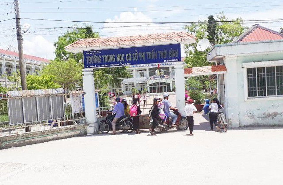 Vụ thầy giáo bị tố “sàm sỡ” nhiều nữ sinh THCS: Gần 1 năm vẫn chưa kết luận điều tra - 2 Vụ thầy giáo bị tố “sàm sỡ” nhiều nữ sinh THCS: Gần 1 năm vẫn chưa kết luận điều tra - 2