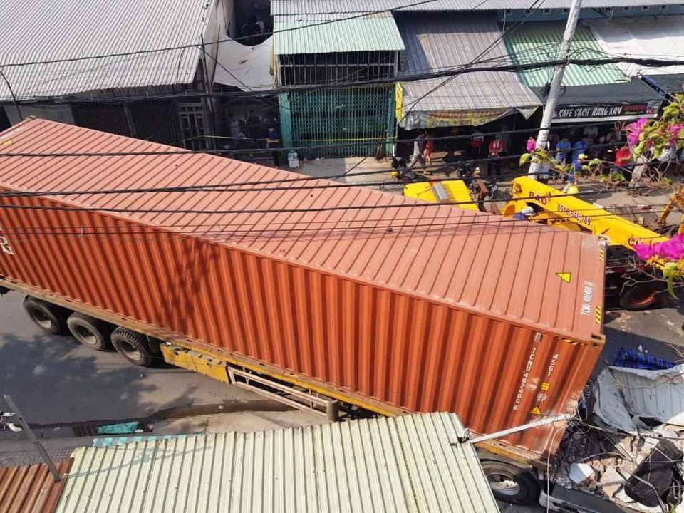 Xe container tông sập 3 nhà dân, nhiều tài sản nát vụn, tài xế kêu cứu trong cabin - 4