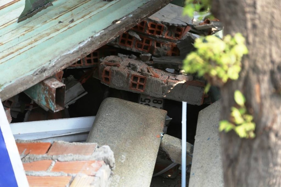 Xe container tông sập 3 nhà dân, nhiều tài sản nát vụn, tài xế kêu cứu trong cabin - 6