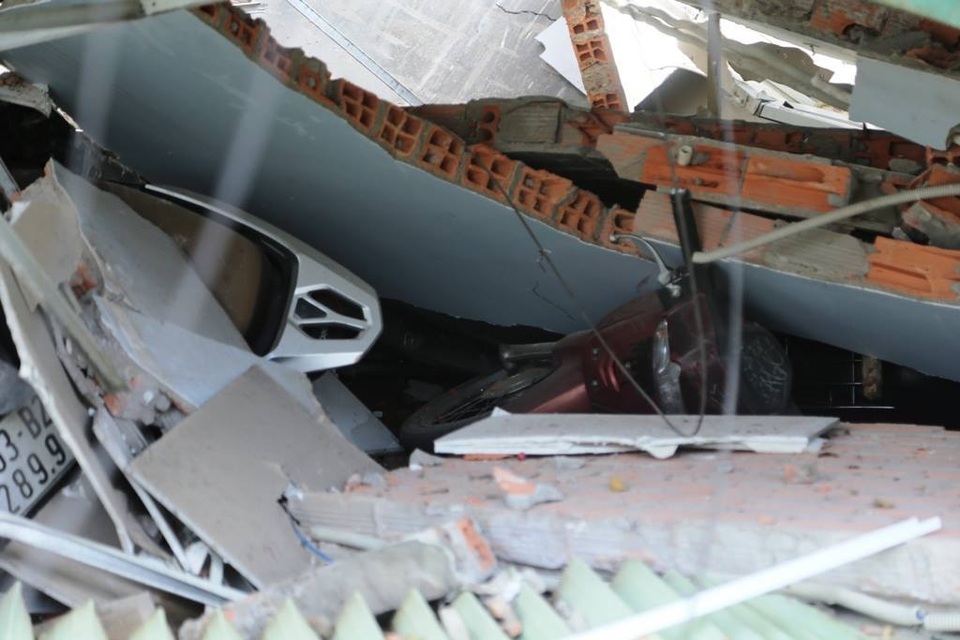 Xe container tông sập 3 nhà dân, nhiều tài sản nát vụn, tài xế kêu cứu trong cabin - 5