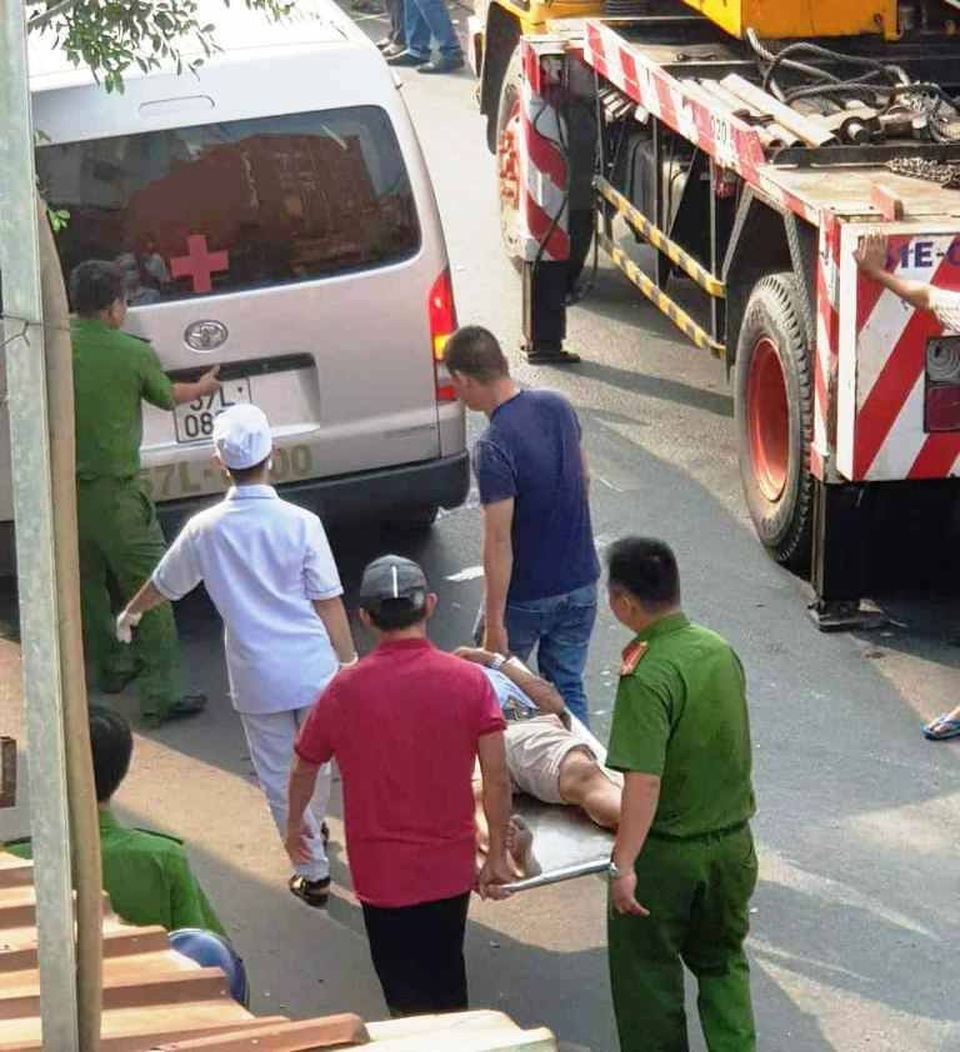 Xe container tông sập 3 nhà dân, nhiều tài sản nát vụn, tài xế kêu cứu trong cabin - 7