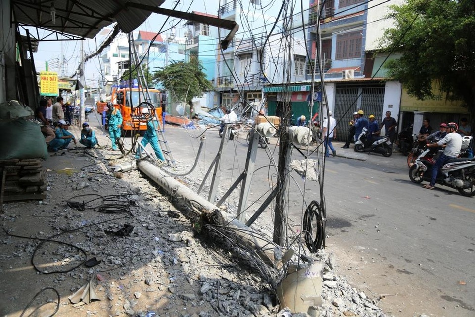 Xe container tông sập 3 nhà dân, nhiều tài sản nát vụn, tài xế kêu cứu trong cabin - 2