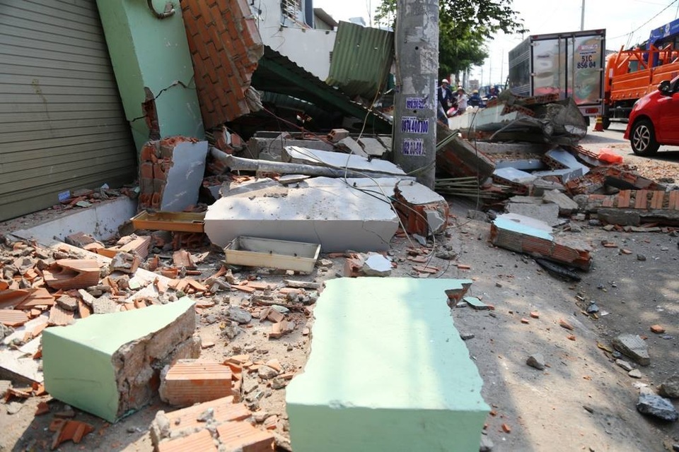 Xe container tông sập 3 nhà dân, nhiều tài sản nát vụn, tài xế kêu cứu trong cabin - 3