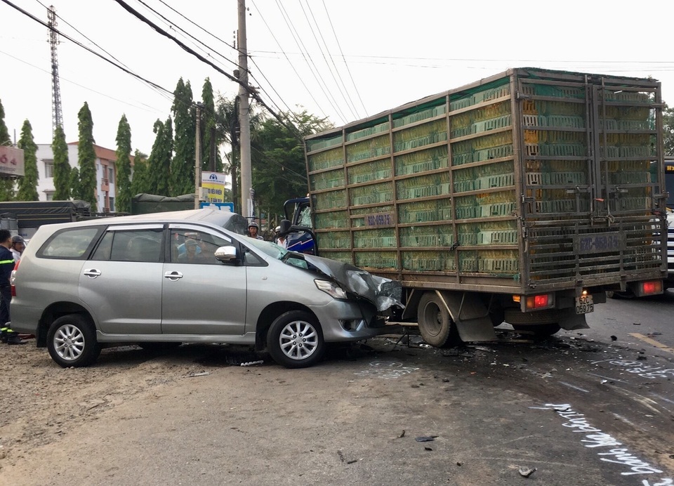 Xe container tông sập 3 nhà dân, nhiều tài sản nát vụn, tài xế kêu cứu trong cabin - 10