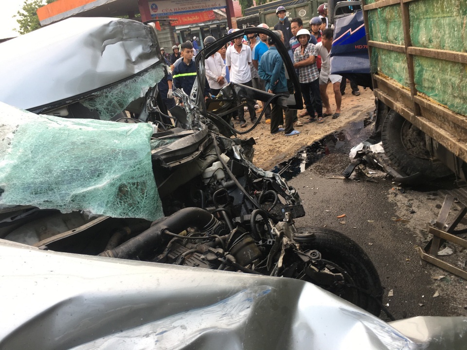 Xe container tông sập 3 nhà dân, nhiều tài sản nát vụn, tài xế kêu cứu trong cabin - 11