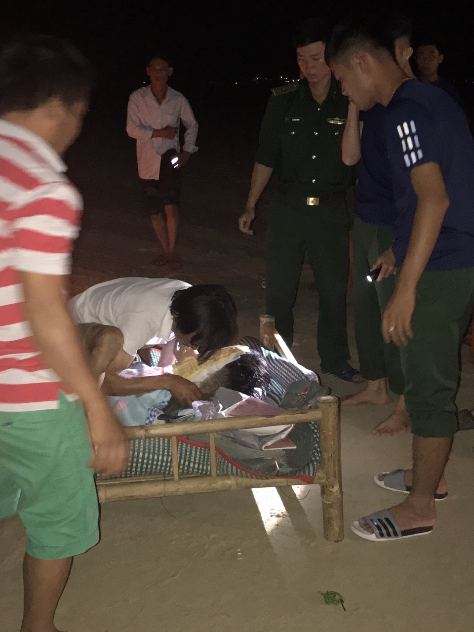 Tìm thấy thi thể nam thanh niên bị sóng cuốn sau khi cứu sống 2 nữ sinh - 1 Tìm thấy thi thể nam thanh niên bị sóng cuốn sau khi cứu sống 2 nữ sinh - 1