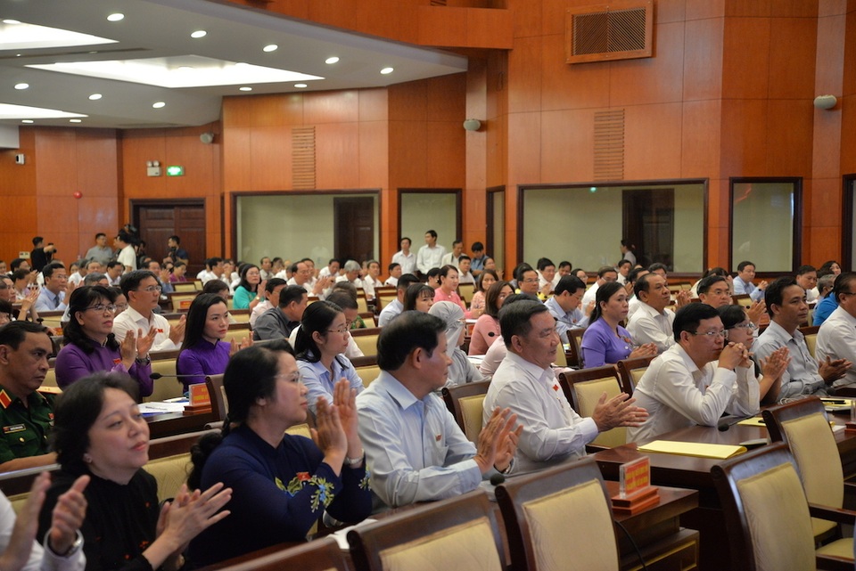 720 tỷ đồng chi tăng thêm cho cán bộ làm nóng nghị trường TPHCM - 4 720 tỷ đồng chi tăng thêm cho cán bộ làm nóng nghị trường TPHCM - 4