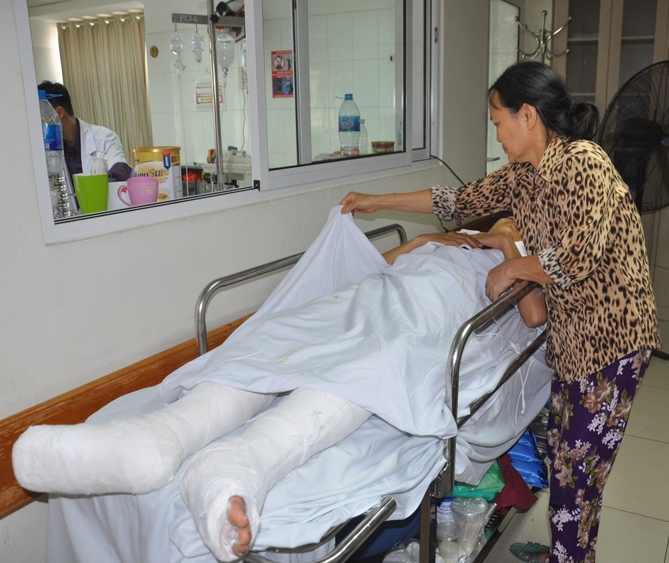 Mẹ bị ung thư khóc cạn nước mắt trước cảnh con bị tai nạn thập tử nhất sinh - 5 Mẹ bị ung thư khóc cạn nước mắt trước cảnh con bị tai nạn thập tử nhất sinh - 5