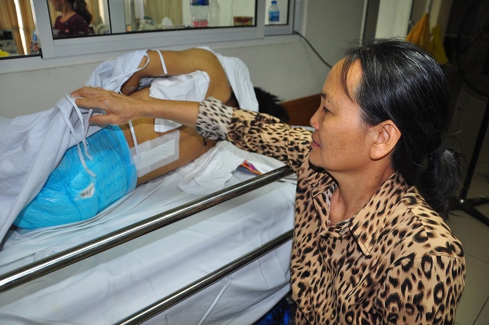 Mẹ bị ung thư khóc cạn nước mắt trước cảnh con bị tai nạn thập tử nhất sinh - 3 Mẹ bị ung thư khóc cạn nước mắt trước cảnh con bị tai nạn thập tử nhất sinh - 3