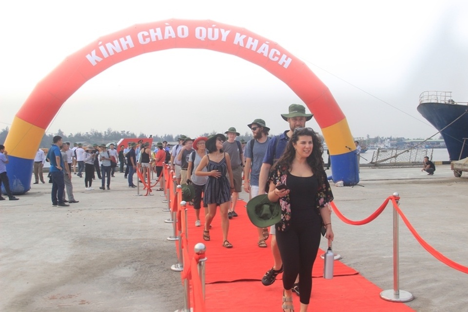 Đoàn du khách quốc tế đến tham quan Quảng Trị bằng du thuyền - 7 Đoàn du khách quốc tế đến tham quan Quảng Trị bằng du thuyền - 7