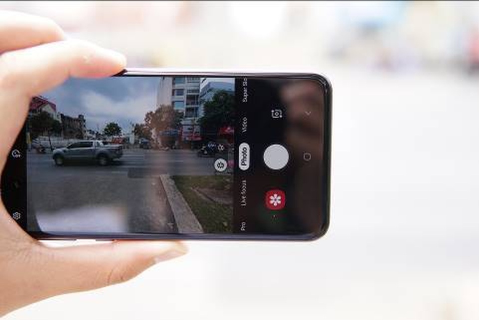 Đánh giá nhanh Galaxy S10e: Mạnh mẽ, vừa tay - 4 Đánh giá nhanh Galaxy S10e: Mạnh mẽ, vừa tay - 4