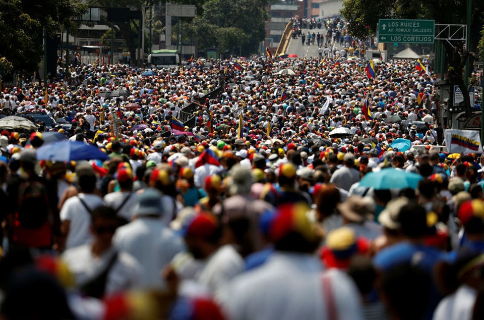 Mất điện, nước liên miên, dân Venezuela cáo buộc ông Maduro phá hoại nền kinh tế - 1 Mất điện, nước liên miên, dân Venezuela cáo buộc ông Maduro phá hoại nền kinh tế - 1