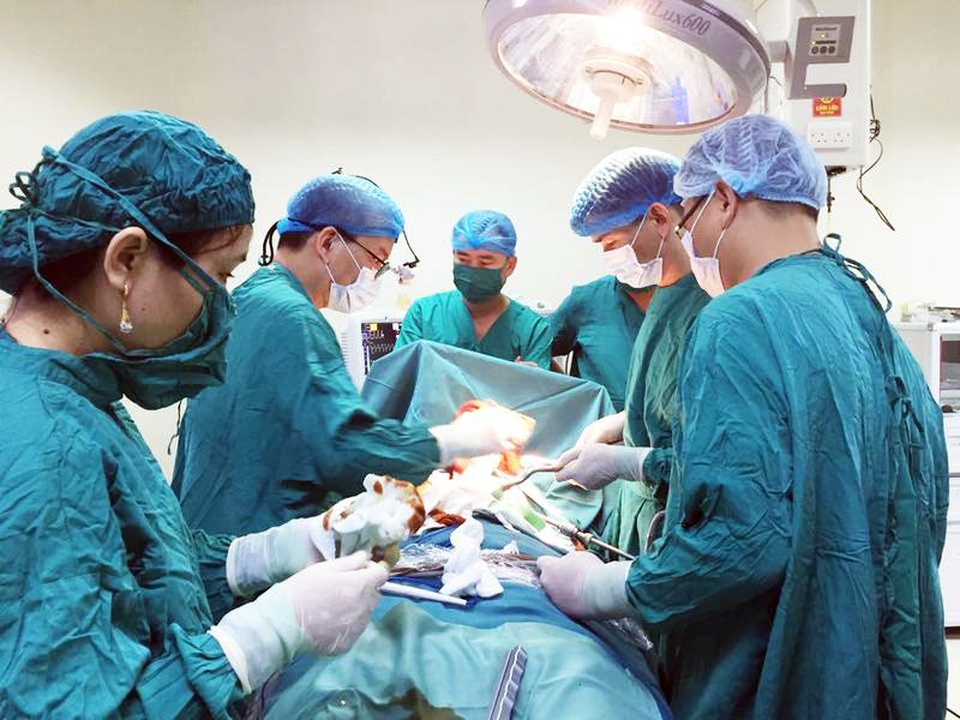 Hà Tĩnh: Phẫu thuật nội soi điều trị bệnh lõm ngực đầu tiên thành công - 2 Hà Tĩnh: Phẫu thuật nội soi điều trị bệnh lõm ngực đầu tiên thành công - 2