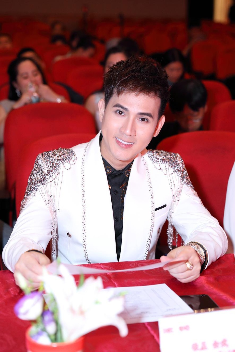 Nguyên Vũ tiết lộ “cuộc chiến ngầm” sau hậu trường các cuộc thi nhan sắc - 2 Nguyên Vũ tiết lộ “cuộc chiến ngầm” sau hậu trường các cuộc thi nhan sắc - 2