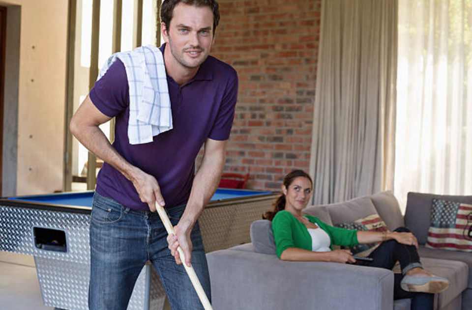 Đàn ông có nên làm “hậu phương” cho vợ mình “bơi ra biển lớn”? - 1