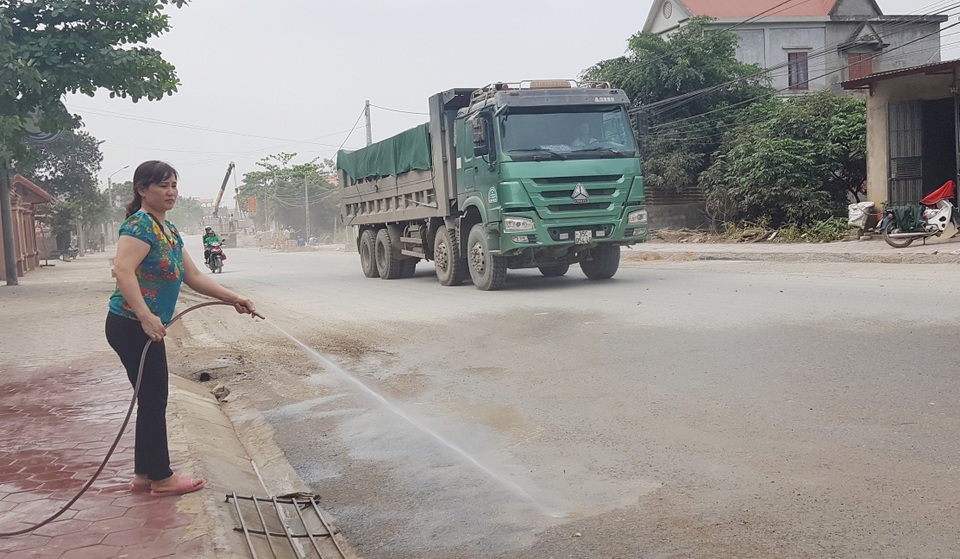 Ninh Bình: Người dân sống bên Quốc lộ 12B “kêu trời” vì bụi bẩn “tra tấn”! - 4