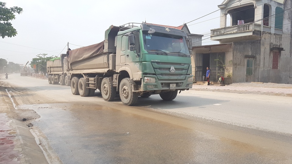 Ninh Bình: Người dân sống bên Quốc lộ 12B “kêu trời” vì bụi bẩn “tra tấn”! - 1