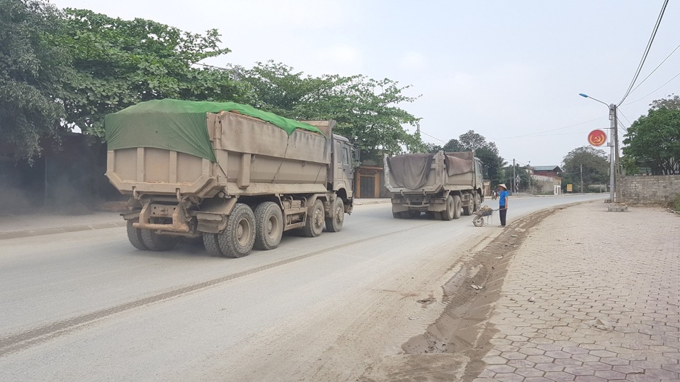 Ninh Bình: Người dân sống bên Quốc lộ 12B “kêu trời” vì bụi bẩn “tra tấn”! - 3
