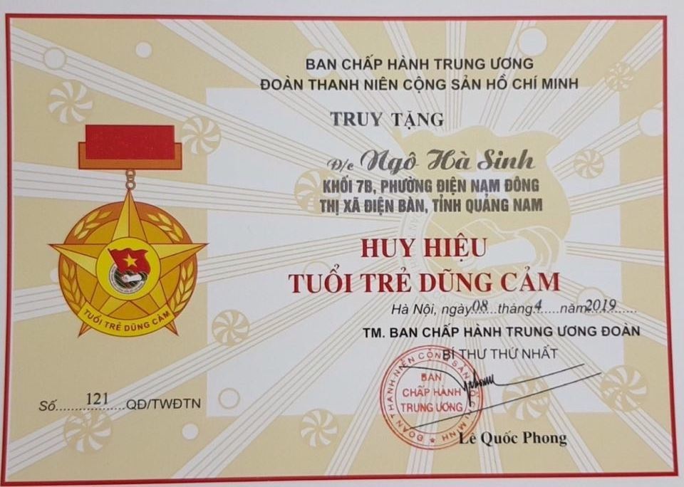 Truy tặng huy hiệu “Tuổi trẻ dũng cảm” cho thanh niên tử vong sau khi cứu 2 nữ sinh - 3 Truy tặng huy hiệu “Tuổi trẻ dũng cảm” cho thanh niên tử vong sau khi cứu 2 nữ sinh - 3