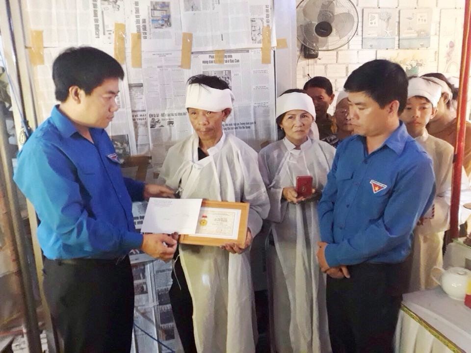Truy tặng huy hiệu “Tuổi trẻ dũng cảm” cho thanh niên tử vong sau khi cứu 2 nữ sinh - 1 Truy tặng huy hiệu “Tuổi trẻ dũng cảm” cho thanh niên tử vong sau khi cứu 2 nữ sinh - 1