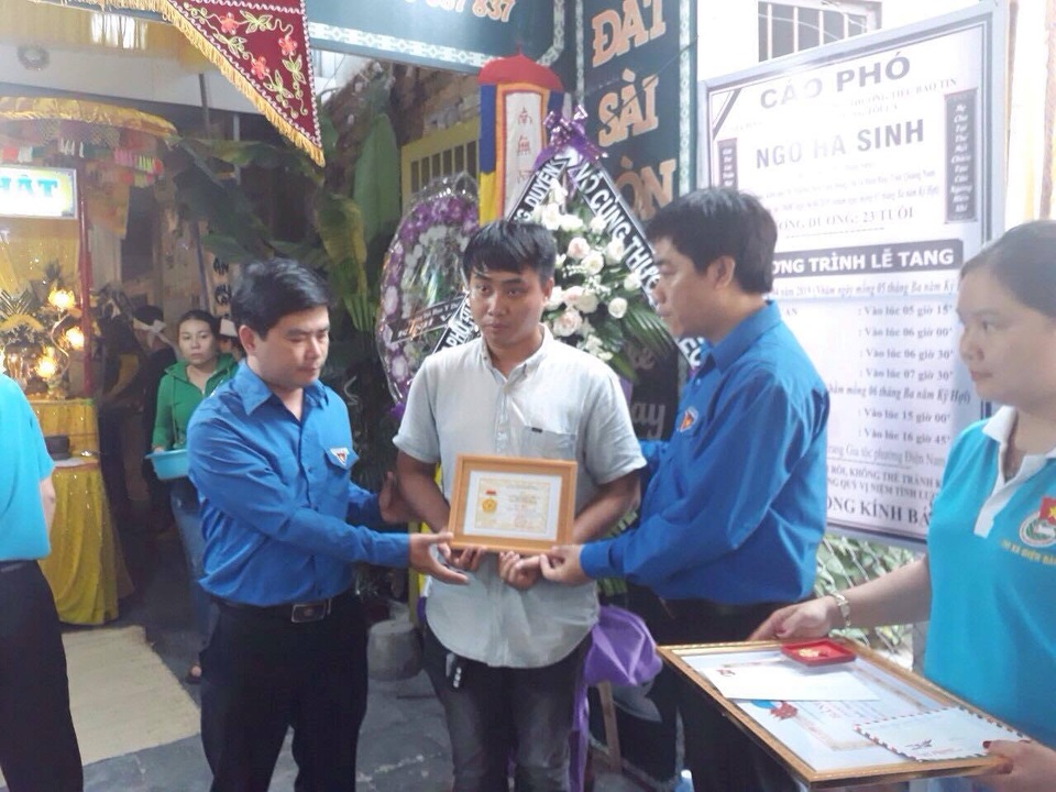 Truy tặng huy hiệu “Tuổi trẻ dũng cảm” cho thanh niên tử vong sau khi cứu 2 nữ sinh - 2 Truy tặng huy hiệu “Tuổi trẻ dũng cảm” cho thanh niên tử vong sau khi cứu 2 nữ sinh - 2