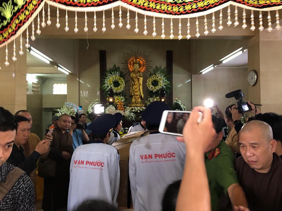 Linh cữu Anh Vũ đã về đến chùa Ấn Quang - 9 Linh cữu Anh Vũ đã về đến chùa Ấn Quang - 9