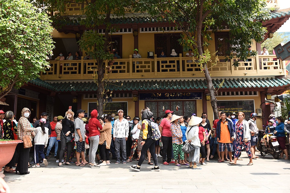 Linh cữu Anh Vũ đã về đến chùa Ấn Quang - 2 Linh cữu Anh Vũ đã về đến chùa Ấn Quang - 2