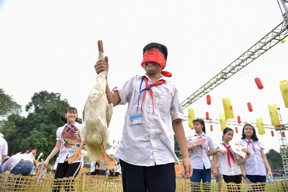 Trẻ nhỏ Hà Nội thích thú chơi bắt vịt, đập niêu tại Hoàng Thành Thăng Long - 4 Trẻ nhỏ Hà Nội thích thú chơi bắt vịt, đập niêu tại Hoàng Thành Thăng Long - 4