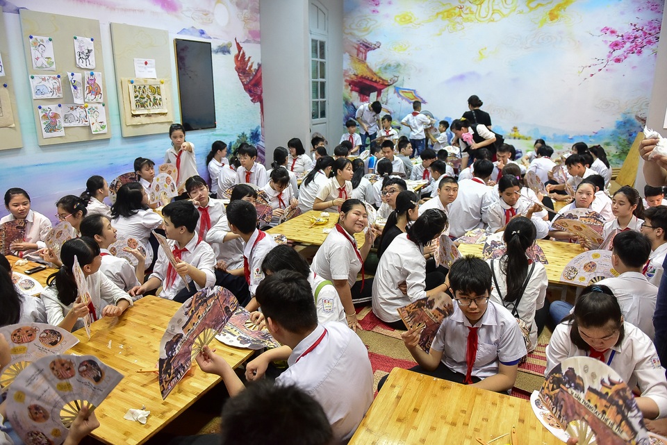 Trẻ nhỏ Hà Nội thích thú chơi bắt vịt, đập niêu tại Hoàng Thành Thăng Long - 9 Trẻ nhỏ Hà Nội thích thú chơi bắt vịt, đập niêu tại Hoàng Thành Thăng Long - 9