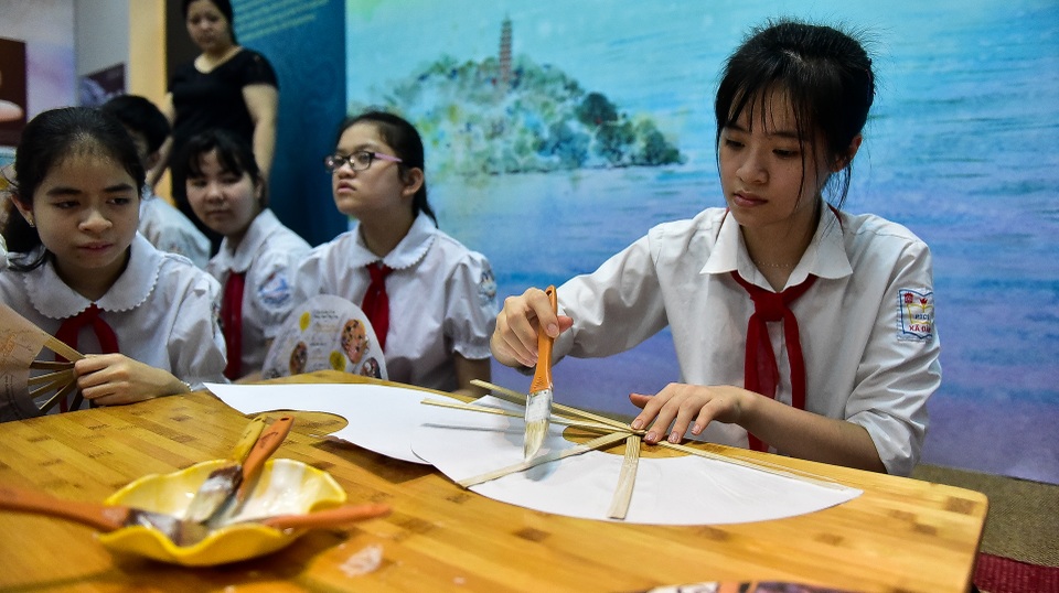 Trẻ nhỏ Hà Nội thích thú chơi bắt vịt, đập niêu tại Hoàng Thành Thăng Long - 10 Trẻ nhỏ Hà Nội thích thú chơi bắt vịt, đập niêu tại Hoàng Thành Thăng Long - 10