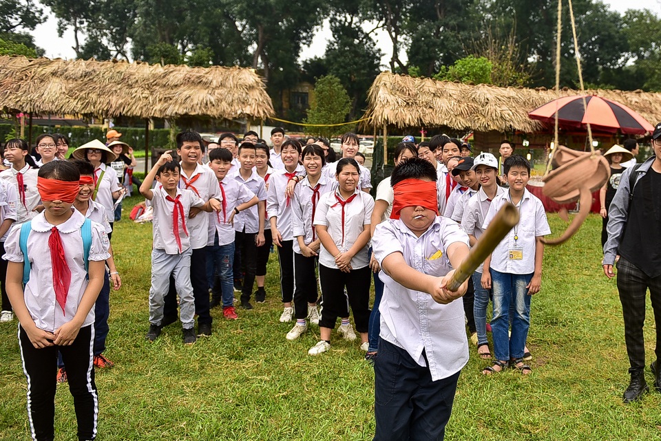 Trẻ nhỏ Hà Nội thích thú chơi bắt vịt, đập niêu tại Hoàng Thành Thăng Long - 5 Trẻ nhỏ Hà Nội thích thú chơi bắt vịt, đập niêu tại Hoàng Thành Thăng Long - 5