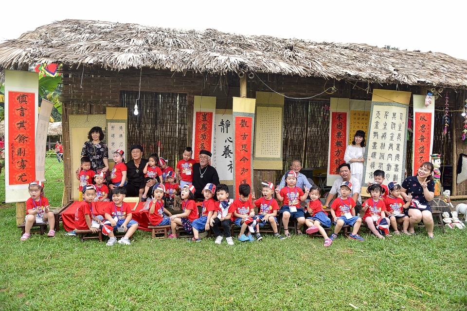 Trẻ nhỏ Hà Nội thích thú chơi bắt vịt, đập niêu tại Hoàng Thành Thăng Long - 7 Trẻ nhỏ Hà Nội thích thú chơi bắt vịt, đập niêu tại Hoàng Thành Thăng Long - 7