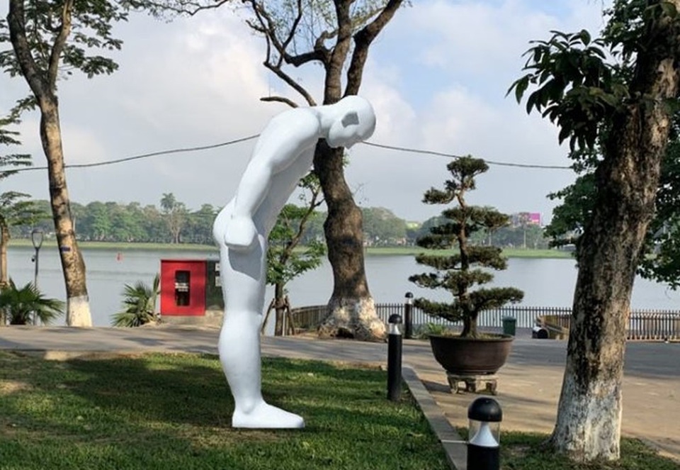 Huế “loay hoay” tìm chỗ đặt bức tượng “Người đàn ông cúi đầu” - 2 Huế “loay hoay” tìm chỗ đặt bức tượng “Người đàn ông cúi đầu” - 2