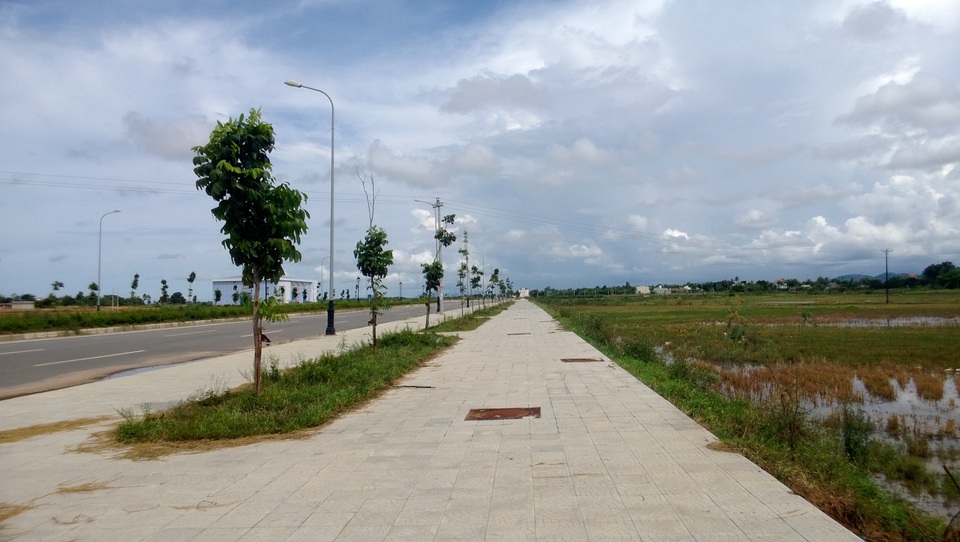 Huế “loay hoay” tìm chỗ đặt bức tượng “Người đàn ông cúi đầu” - 3 Huế “loay hoay” tìm chỗ đặt bức tượng “Người đàn ông cúi đầu” - 3