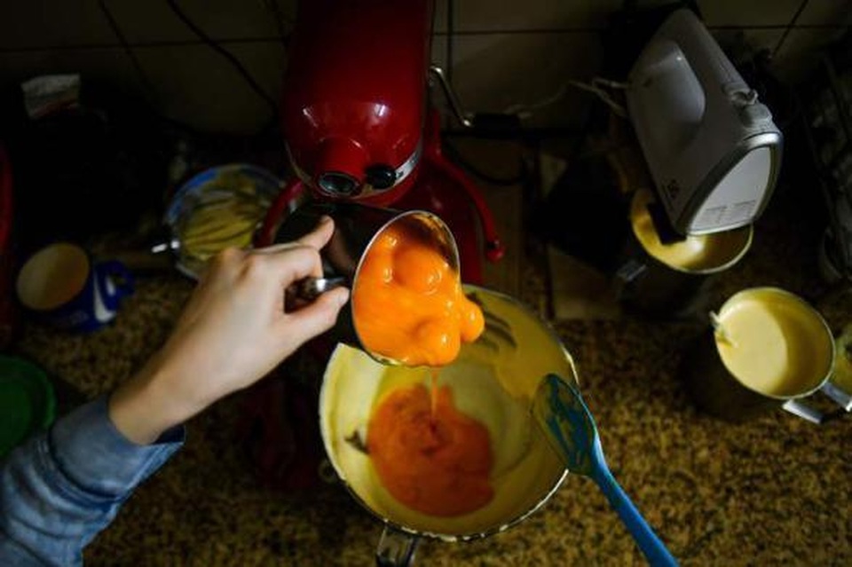 Khách nước ngoài “mê mẩn” món bia trứng độc lạ ở Việt Nam - 2