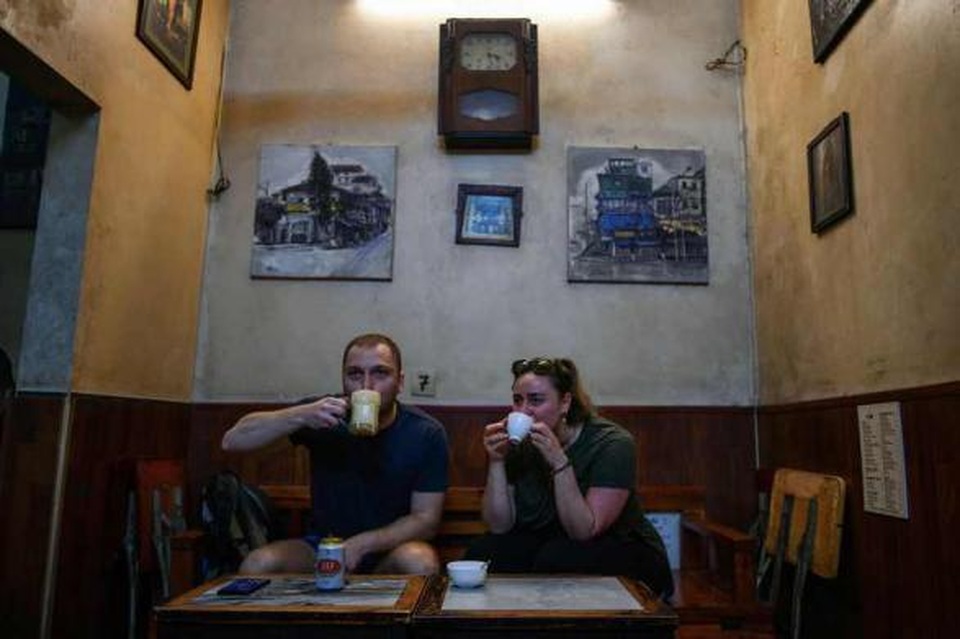 Khách nước ngoài “mê mẩn” món bia trứng độc lạ ở Việt Nam - 3